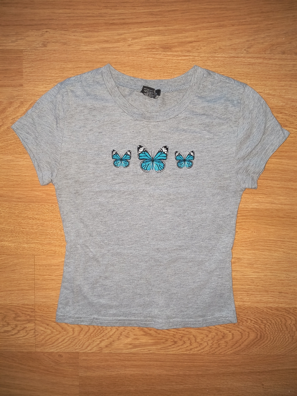 Rue21 Juniors Light Gray Cropped Fitted Tee with Teal Blue Butterflies Trio XS